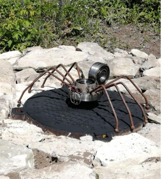 Сотрудники "РКС-Самара" украшают колодцы рядом с домами