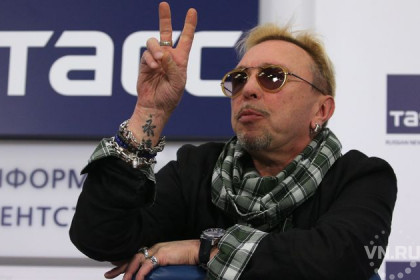 Гарик, ты исцеляешь – новосибирцы на «Локомотив-Арене» спели главные хиты Сукачева