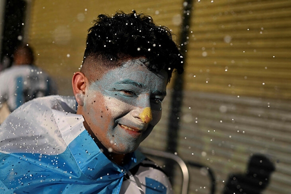 Посмотрите на Буэнос-Айрес после выхода Аргентины в финал. Фанаты даже в особняке Марадоны!