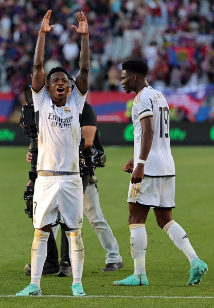 Винисиус издевался над фанатами «Барсы» – в ответ на оскорбления. Анчелотти пришлось уводить его за руку