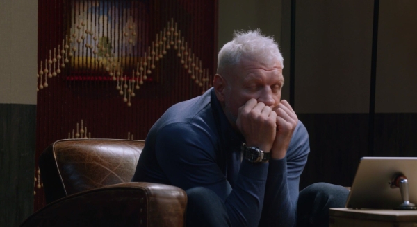 Емельяненко воровал деньги, ездил без номеров после встречи с Путиным и научил весь двор курить. Шоу на шоу у Мусагалиева