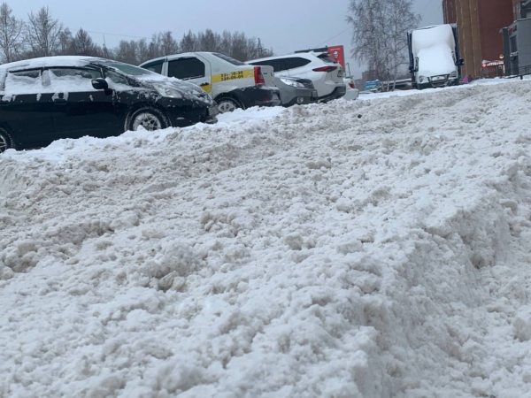 Снежный коллапс во дворах и на дорогах испортил выходной жителям Новосибирска