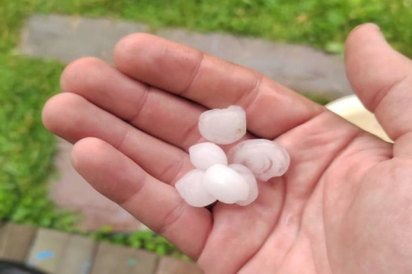 Град после аномальной жары выпал в Новосибирской области