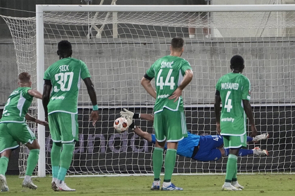 Кокорин забил «Бетису», Лунев не пропустил от «Байера», осечки «Ливерпуля» и «Ромы». Дайджест ЛЕ и ЛК