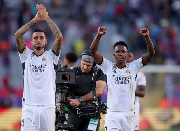 Винисиус издевался над фанатами «Барсы» – в ответ на оскорбления. Анчелотти пришлось уводить его за руку