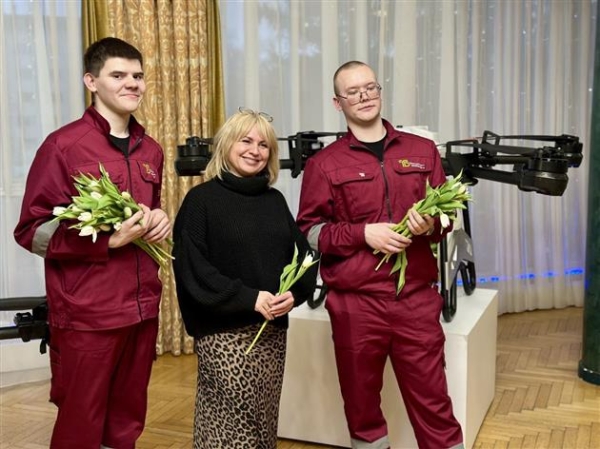 Компания "Транспорт будущего" поздравила женщин с праздником весны