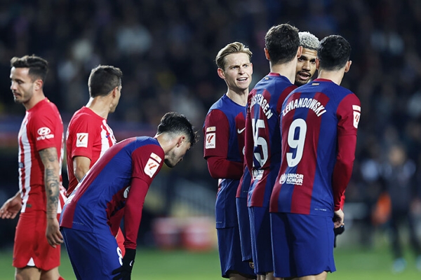 «Меня бесит, что пишет пресса». Френки де Йонг зол из-за инсайдов о зарплате в «Барсе»