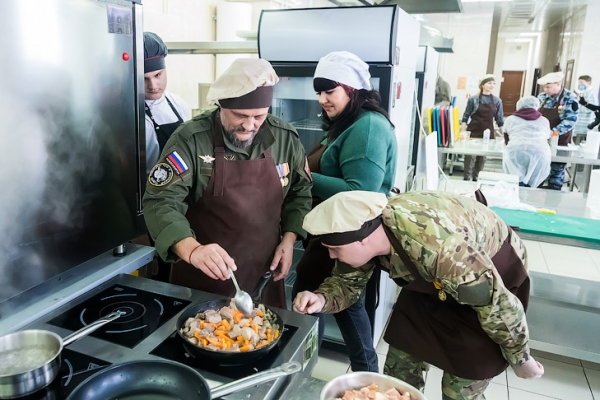 «Антрекот на мине»: фирменными рецептами поделились герои СВО в Новосибирске