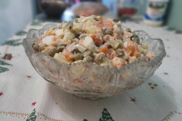 Сколько оливье и селедки под шубой можно съесть на Новый год, рассказала диетолог