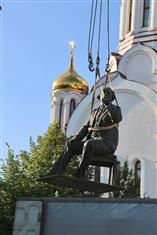 Памятник Алексею Толстому начали устанавливать в новом самарском сквере