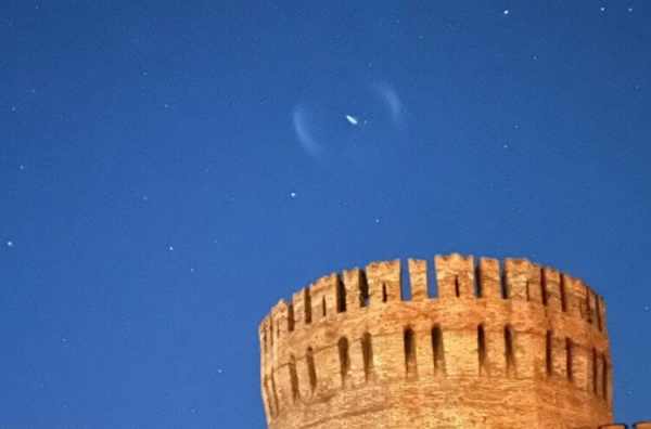 Тысячи жителей России увидели на небе НЛО: фотографии и объяснение - Hi-News.ru