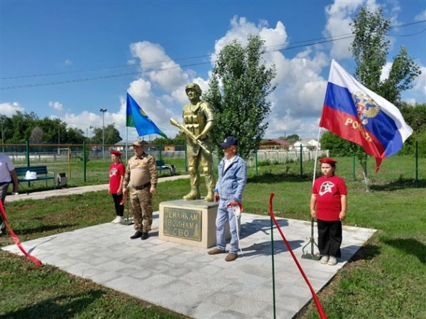В День ветеранов боевых действий в Большеглушицком районе открыли два памятника воинам спецоперации