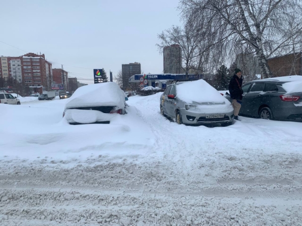 Снежный коллапс во дворах и на дорогах испортил выходной жителям Новосибирска