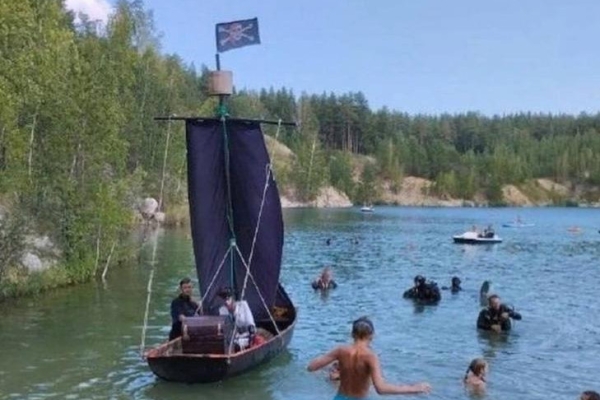 Пиратская лодка с сокровищами затонула в карьере под Новосибирском