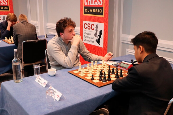 Шахматист Ниманн так хорош, что про его читерство язвят и соперники, и организаторы! Ханс издевается в ответ