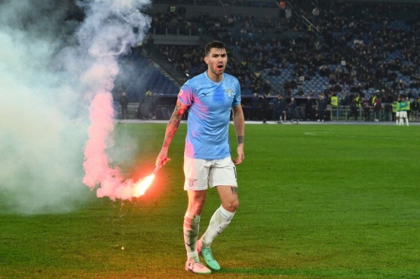 Стеклянная бутылка в голову, четыре красных: матч «Рома» – «Лацио» стал чем-то диким