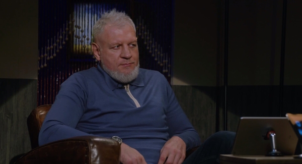 Емельяненко воровал деньги, ездил без номеров после встречи с Путиным и научил весь двор курить. Шоу на шоу у Мусагалиева