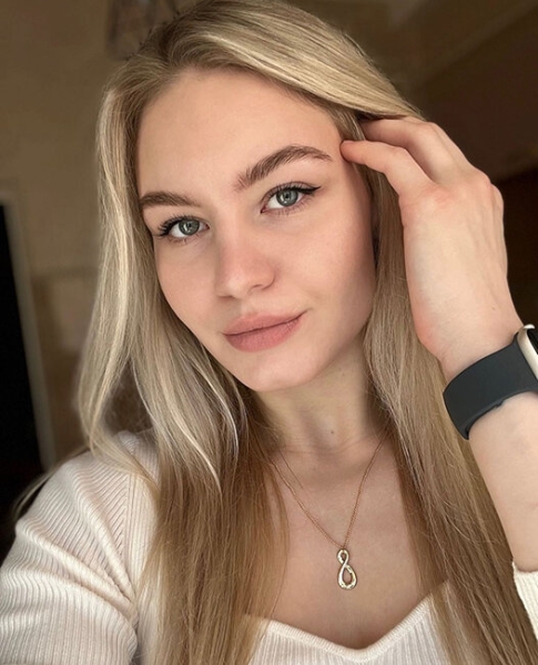 Тяжелый бой русской красавицы в UFC: вышла под Shaman и победила, хотя кричала «Не получается»