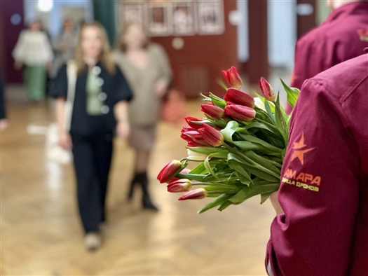 Компания "Транспорт будущего" поздравила женщин с праздником весны