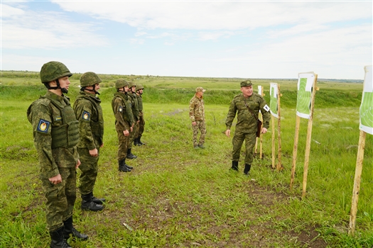 Мотострелки ЦВО провели боевые стрельбы с новобранцами спортивной роты ЦСКА под Самарой