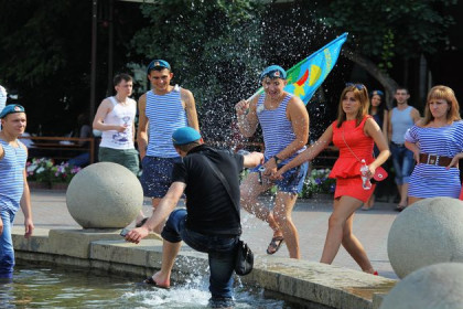 Расплескалась синева: яхта под флагом ВДВ перевернулась в Обском море