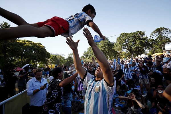 Посмотрите на Буэнос-Айрес после выхода Аргентины в финал. Фанаты даже в особняке Марадоны!