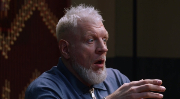 Емельяненко воровал деньги, ездил без номеров после встречи с Путиным и научил весь двор курить. Шоу на шоу у Мусагалиева