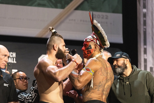 Перейра забрал пояс еще и в полутяжах UFC – хотя все спорят из-за ранней остановки