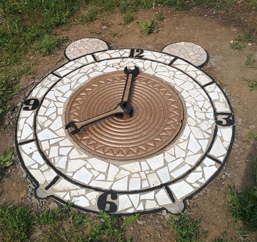 Сотрудники "РКС-Самара" украшают колодцы рядом с домами