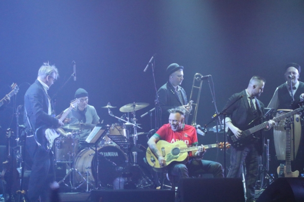 Гарик, ты исцеляешь – новосибирцы на «Локомотив-Арене» спели главные хиты Сукачева