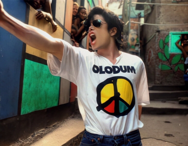 Слышали, как Аделия Петросян кричит в прокате? Кажется, это из песни-протеста Майкла Джексона