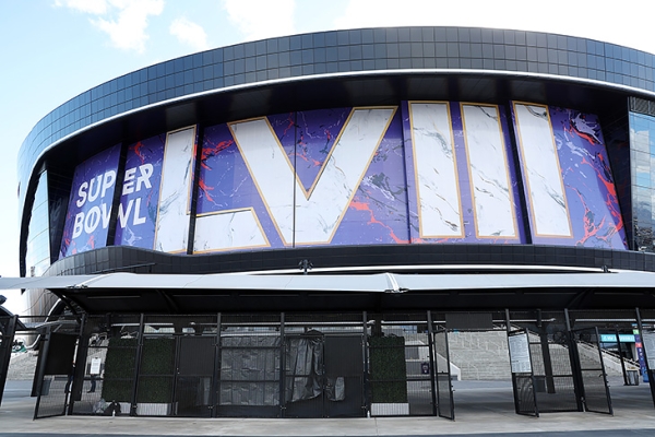 Шоу в перерыве, элитная реклама и вечный Брэди. Как Супербоул изменил мировую поп-культуру