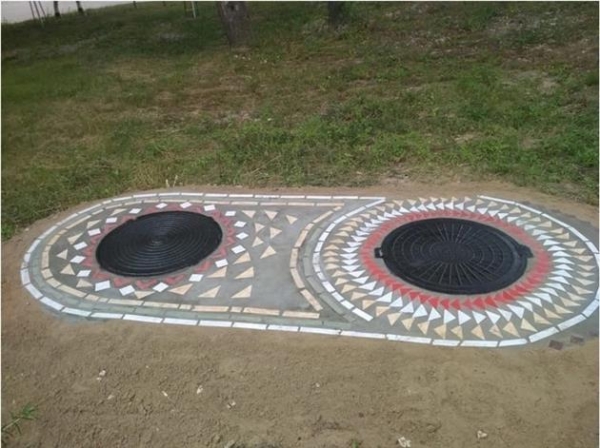 Сотрудники "РКС-Самара" украшают колодцы рядом с домами