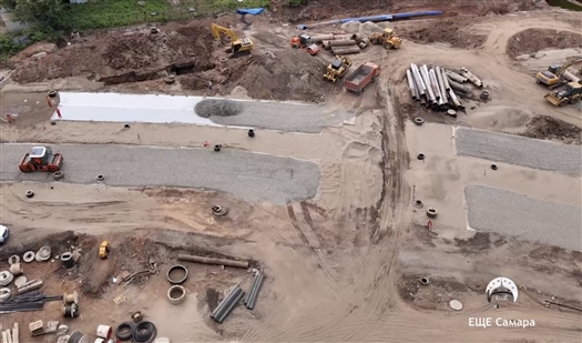 На ул. 22 Партсъезда начали укладывать четырехполосную дорогу