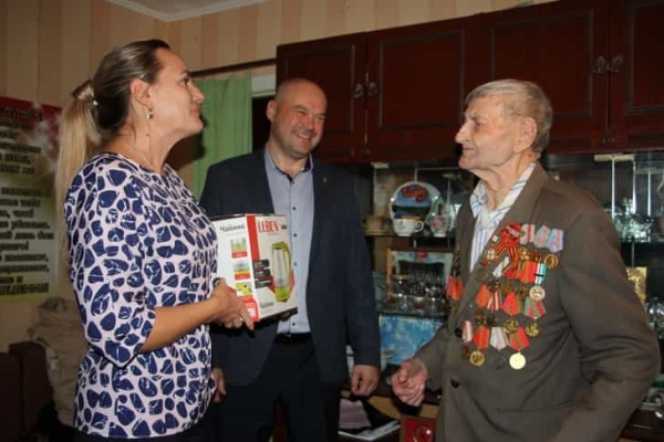 Цветы и чайник подарили на 100 лет участнику взятия Берлина Виктору Ильиных