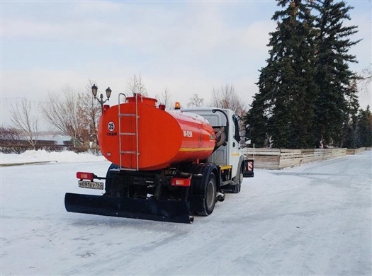 На набережной Самары начали заливать каток