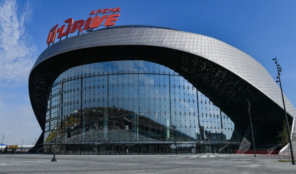 На месте «Арены-Омск», которая взбесила Абрамовича и развалилась за 11 лет, теперь уникальный стадион. Кто и за сколько это провернул?