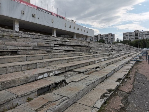 На месте «Арены-Омск», которая взбесила Абрамовича и развалилась за 11 лет, теперь уникальный стадион. Кто и за сколько это провернул?