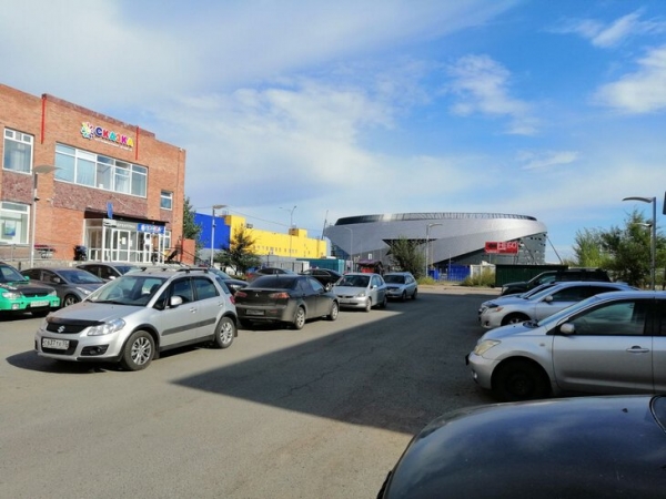 На месте «Арены-Омск», которая взбесила Абрамовича и развалилась за 11 лет, теперь уникальный стадион. Кто и за сколько это провернул?