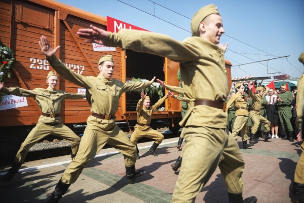 День Победы 2025: современные и красивые открытки, гифки, стихи и поздравления с 9 мая