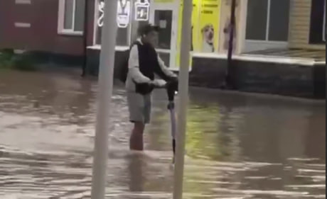 Кататься на самокатах по лужам запретили жителям Новосибирска