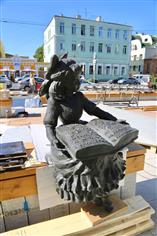 Памятник Алексею Толстому начали устанавливать в новом самарском сквере