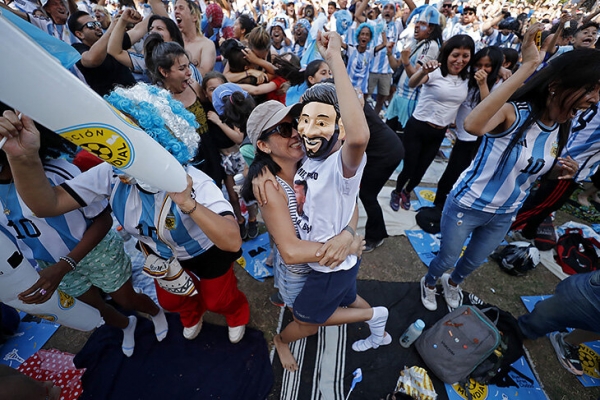 Посмотрите на Буэнос-Айрес после выхода Аргентины в финал. Фанаты даже в особняке Марадоны!