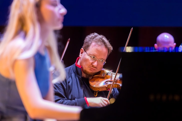 Убийство Калигулы и звериный карнавал показали в Новосибирске Башмет и Хабенский