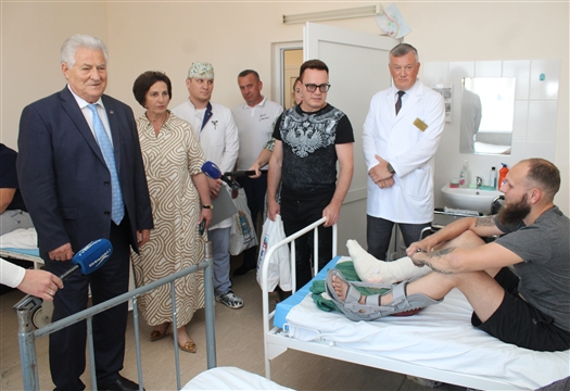 Депутаты губернской думы передали подарки участникам СВО, проходящим лечение в Самаре