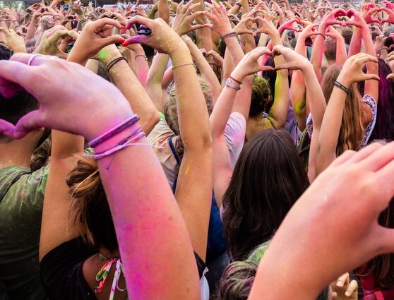 Омские школьники устроили ажиотаж в торговом центре из-за концерта тикток певицы