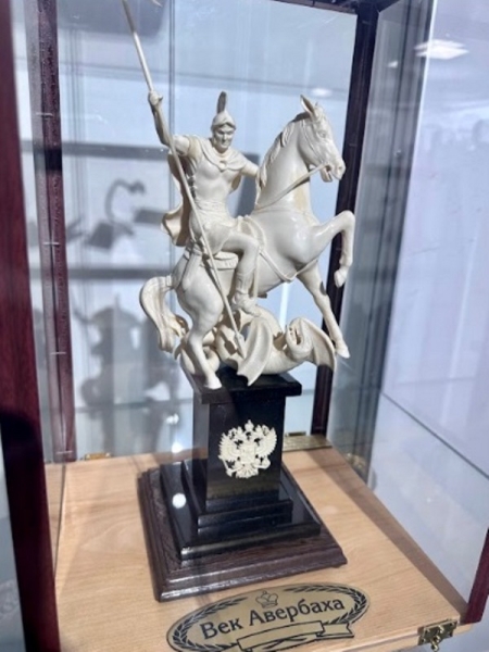 Омский меценат передал в дар библиотеке ценную скульптуру «Георгий Победоносец»