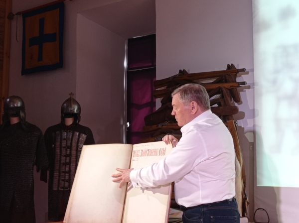 Передачу уникальных книг «Омской крепости» отметили стрельбой из пушек 