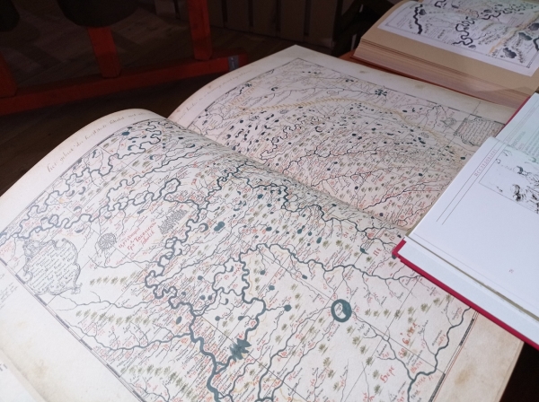 Передачу уникальных книг «Омской крепости» отметили стрельбой из пушек 