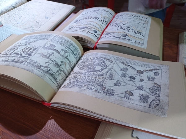 Передачу уникальных книг «Омской крепости» отметили стрельбой из пушек 